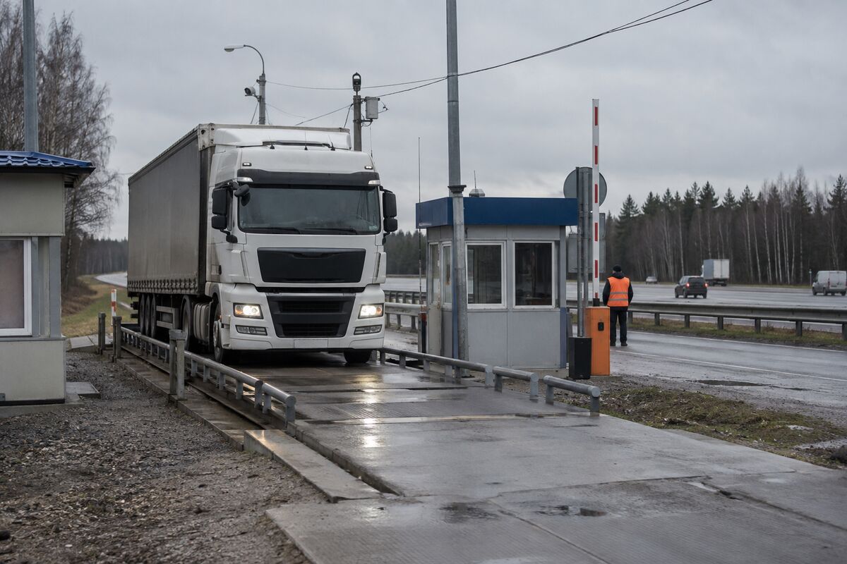 Грузовик на стационарном пункте весового контроля